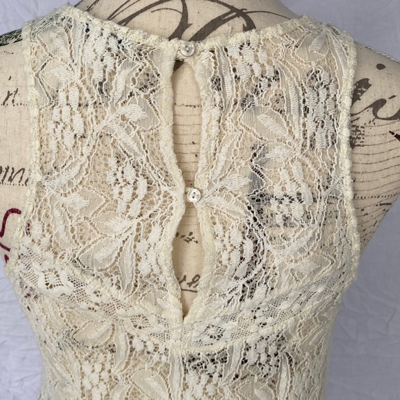 White top in lace - Picture 4 of 4